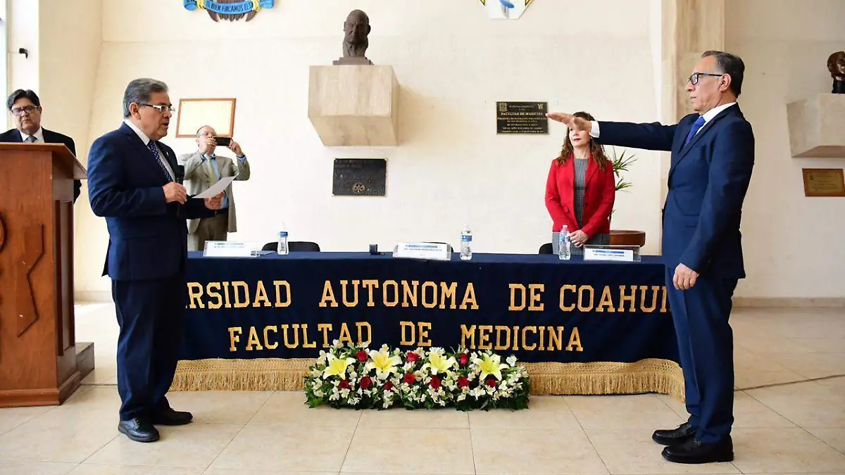 42  MARCELA  Dr. Salvador Chavarría Toma Protesta como Director de la Facultad de Medicina